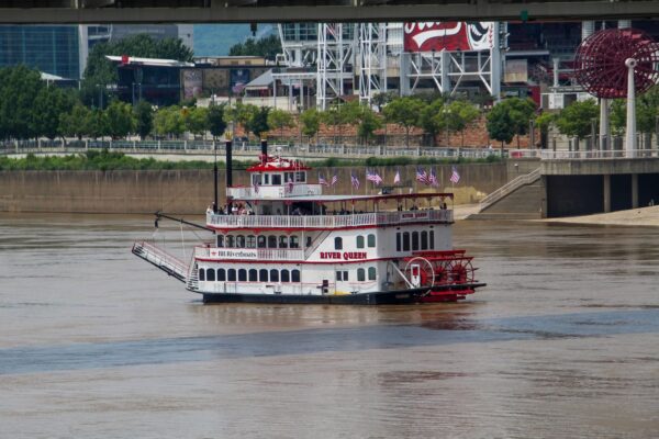 The River Queen riverboat cruises the Ohio River in Cincinnati, showcasing American riverboat culture.